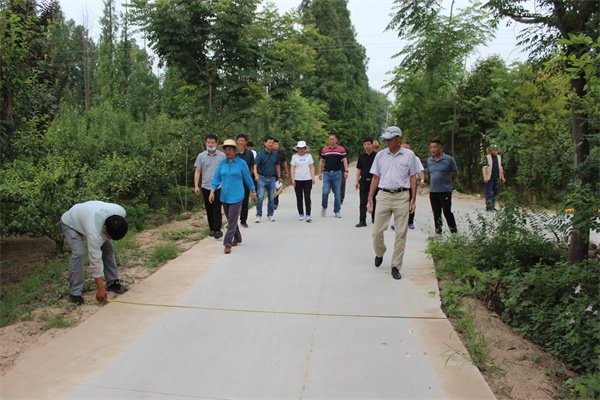 验收工作组在渭河试验站验收新修混凝土道路.jpg