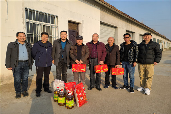 场站服务中心党委副书记黄伟率曹新庄农场班子成员慰问寒假值班人员.jpg