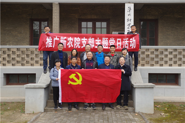 参观于右任第二办公室_副本.jpg
