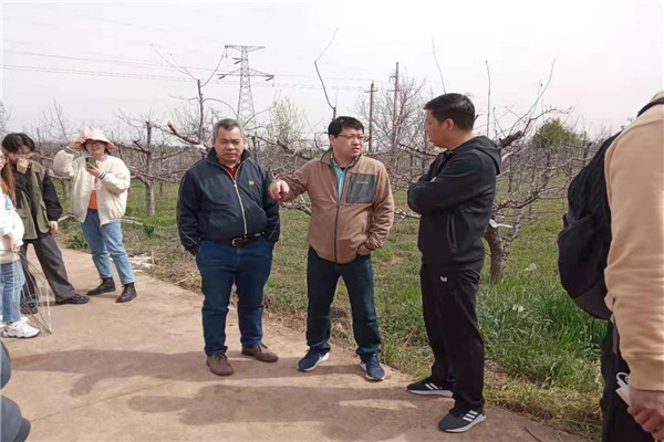 农场负责人和带队老师交谈.jpg