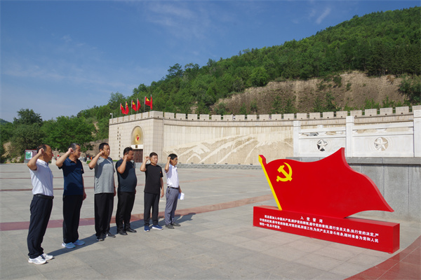 职工支部党员在中央红军长征胜利纪念碑重温入党誓词.jpg
