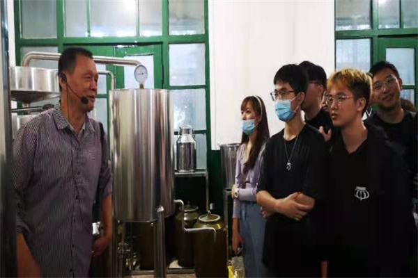 李平科老师讲解樱桃酒酿造工艺.jpg