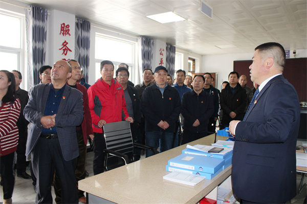 7f51907e13a94973b5ed2d75453dcb59.jpg 在宝丰村党群服务中心听取党支部负责人对农村集体经济发展模式的介绍.jpg