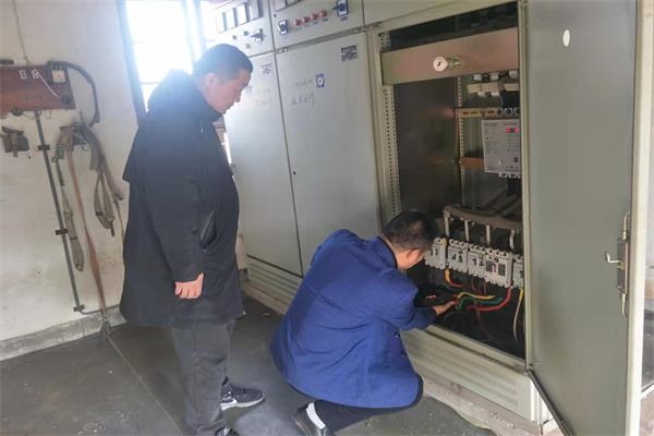检查配电房.jpg