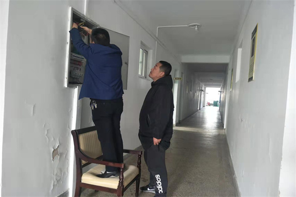 检查办公楼配电箱.jpg