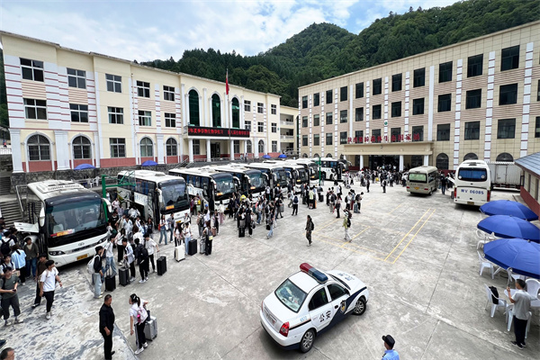 首批生物学实习师生抵达林场.jpg