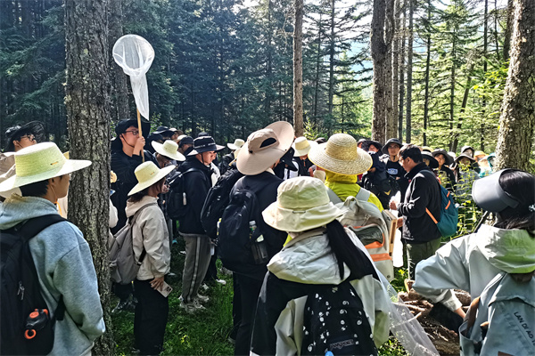师生在林中开展生物学综合实习.jpg