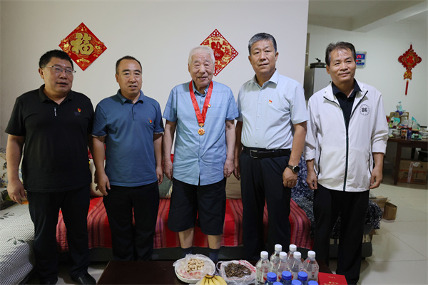 吴继东看望慰问退休老党员