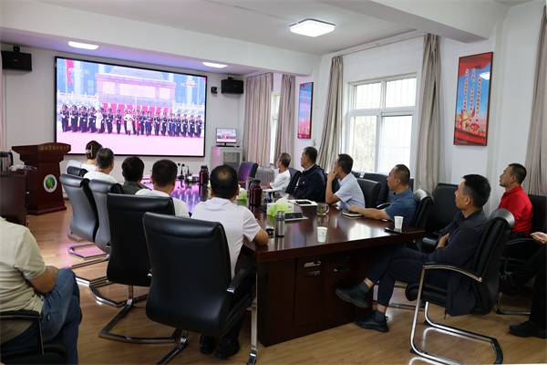 场站机关和曹新庄试验农场干部职工集中观看阅兵盛典.jpg