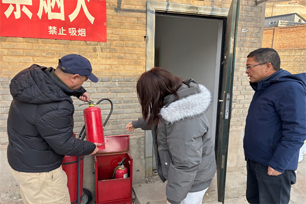 米脂试验站检查消防器材安全.jpg