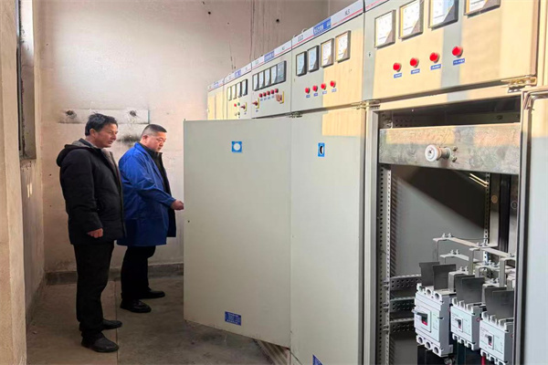 咸阳试验站检查配电室安全.jpg