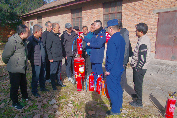 消防救援大队专业人员示范讲解干粉灭火器操作规范.jpg