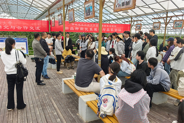师生在猕猴桃试验示范站参观学习.jpg
