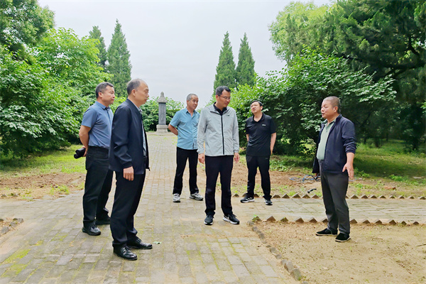 4查看于右任第二办公室维修改造情况.jpg
