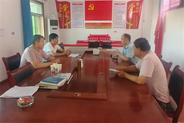 与兴隆村支部书记座谈.jpg