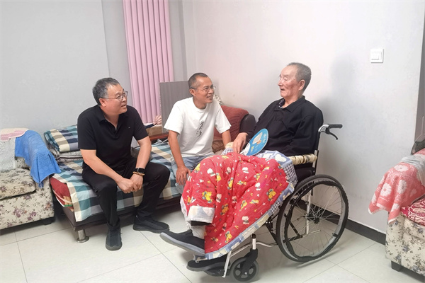 4副处长刘育生看望慰问老党员钟勇玉.jpg