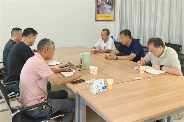 5吴继东、刘育生在乾县试验站进行安全检查.jpg