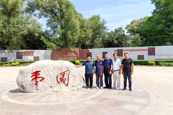 党员在枣园前合影留念.png