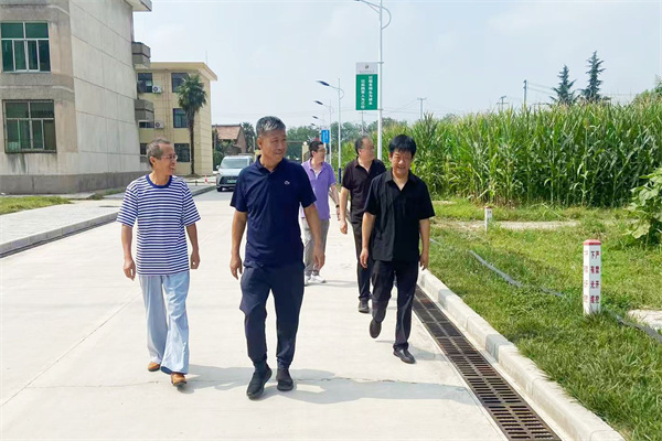 3吴继东、刘育生在周至试验站进行安全检查.jpg