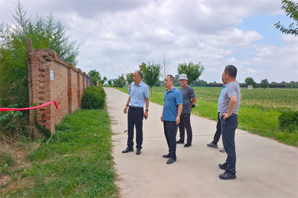 7副处长孙平阳在斗口试验站进行安全检查.jpg