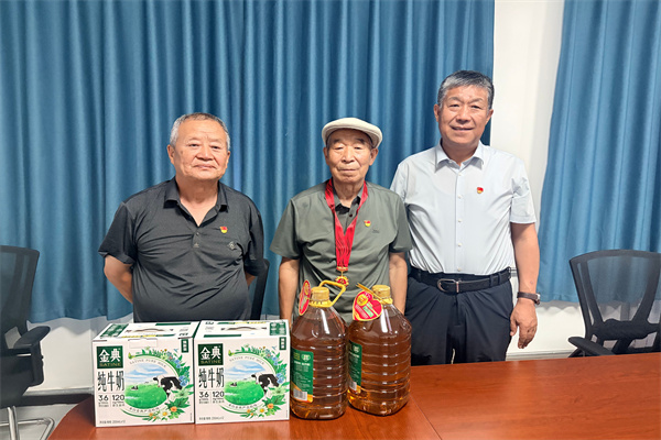 1党委书记吴继东看望慰问老党员秦汉有、杜芳义.jpg