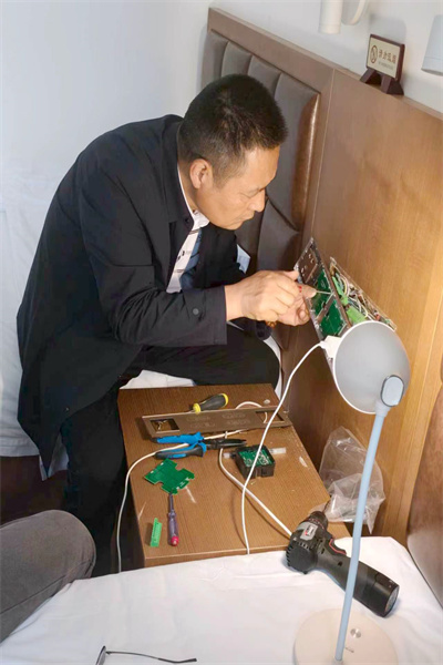刘新科维修工作照_副本.jpg