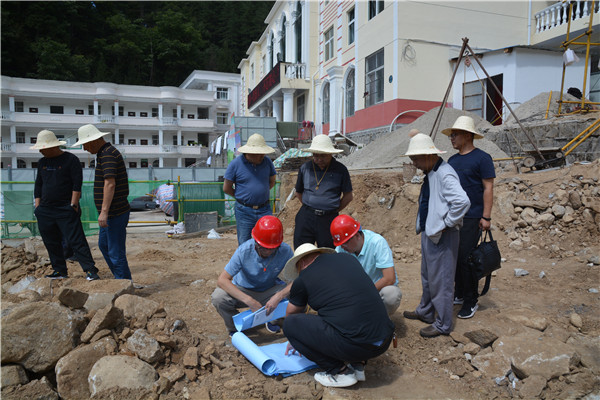 朱荣科一行对1号学生楼及2号楼基坑支护施工方案进行现场论证.jpg