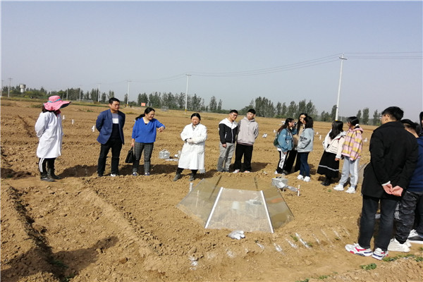 水保所贾小玉博士给师生们介绍课题组研究内容.jpg
