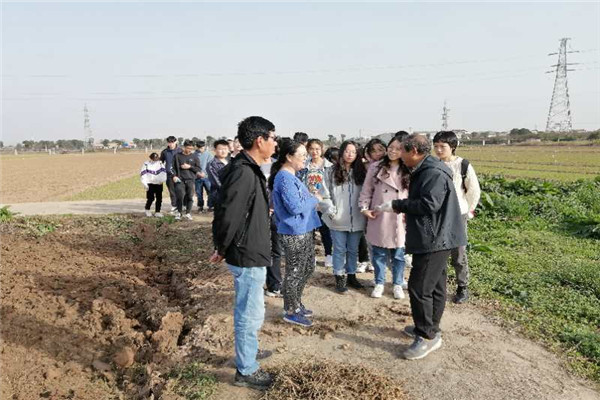 草业学院张保林老师讲解牧草知识.jpg