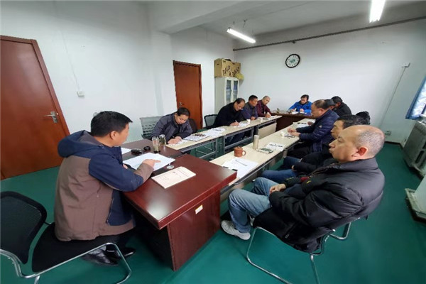曹新庄试验农场党支部书记饶慧斌为职工讲党课_副本.jpg