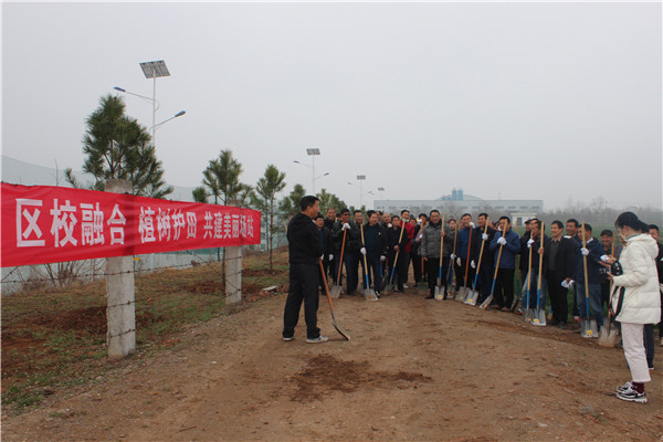 曹新庄试验农场场长饶慧斌介绍植树节活动具体工作安排.jpg