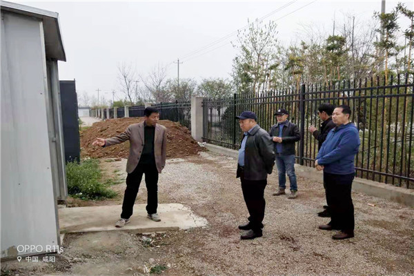 03f73acfba7a4b2ca951d1db0eefeb55.jpg 朱荣科检查蔬菜基地饮水设施.jpg