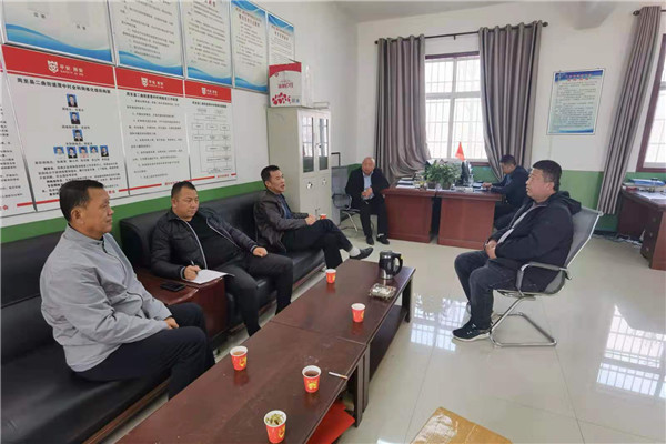6b643cf1e5d545419d6caf2e7420c57c.jpg 周至试验站与驻地渭中村村委会交流座谈_副本.jpg