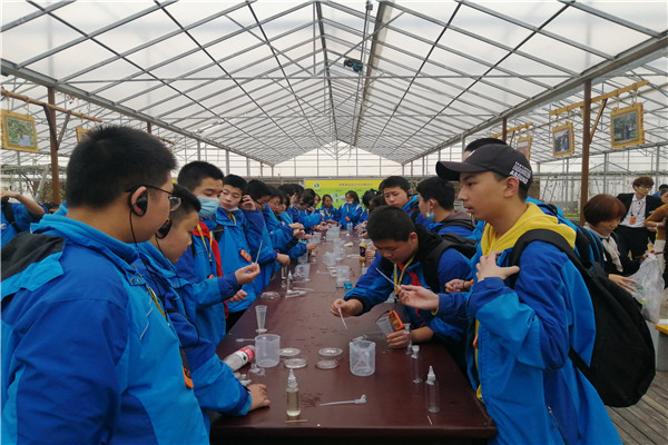 c8b7887ffd754378adceec570484abe8.jpg 同学们制作营养液.jpg