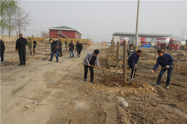 ca2d63d294cd42d9901b0f9d12a1d825.jpg 斗口试验站职工为回收土地植树添绿_副本.jpg