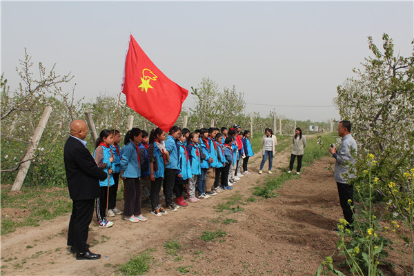 e09447fdb9e84903bdabac2e5ee1c990.jpg 李平科给师生讲解有关樱桃的科普知识.jpg