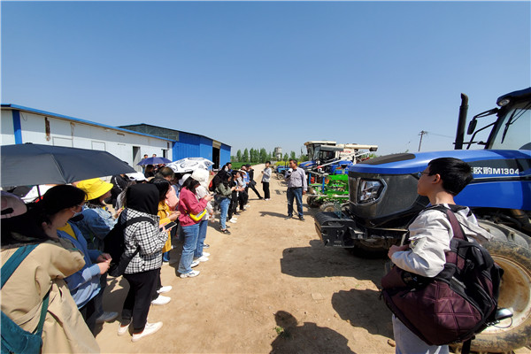 206408d5ffb64d46af1e6466b19f7f4c.jpg 机务组长介绍农机具性能和使用方法.jpg