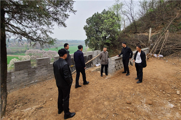 f8f29a4327bb45339b719f1fdf8e8bf9.jpg 多部门现场联合执法.jpg