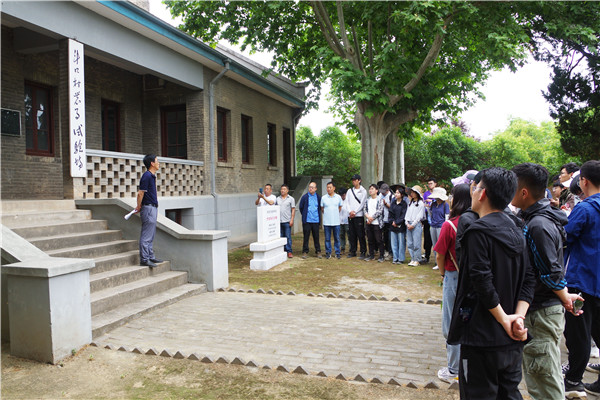 0e3055afcc3d49e98389134d7f69deef.jpg 师生接受爱国主义和校史校情教育.jpg