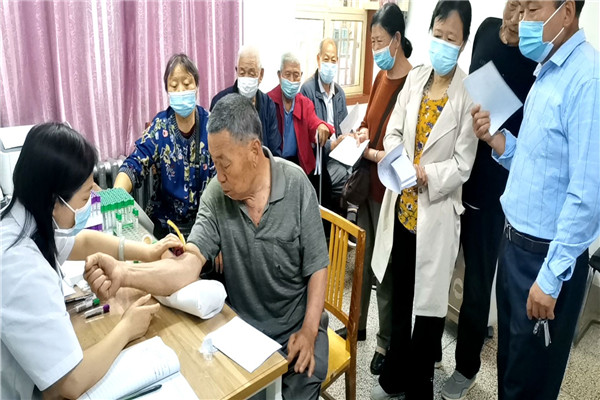 67106489c97c4ebeb6af4d88dc33fa92.jpg 斗口试验站离退休职工进行体检_副本_副本.jpg