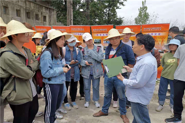 9b4df201654f41fe9c7833bf5b66a869.jpg 蚕桑所付中华老师介绍家蚕饲育知识.jpg