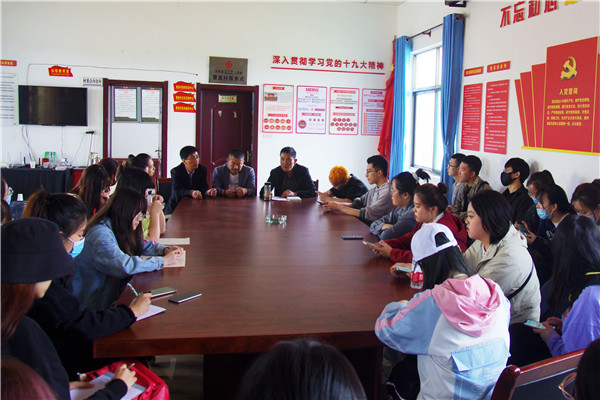 a42fad763bf3478ca6b9cee9504bbd29.jpg 与驻地周边村委会对接.jpg