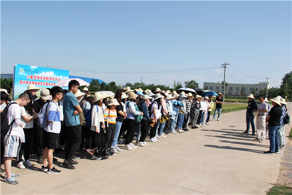 fc1886c7522c4d82a400f85bcd58b27b.jpg 曹新庄试验农场场长饶慧斌介绍农场基本情况.jpg