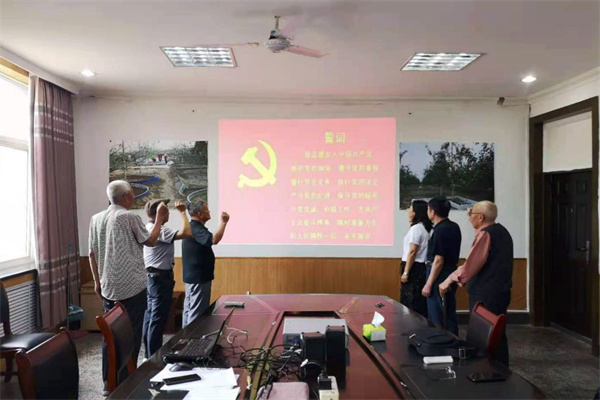 16f0f02b6b2d404da0e77d946eb1e4f0.jpg 重温入党誓词.jpg