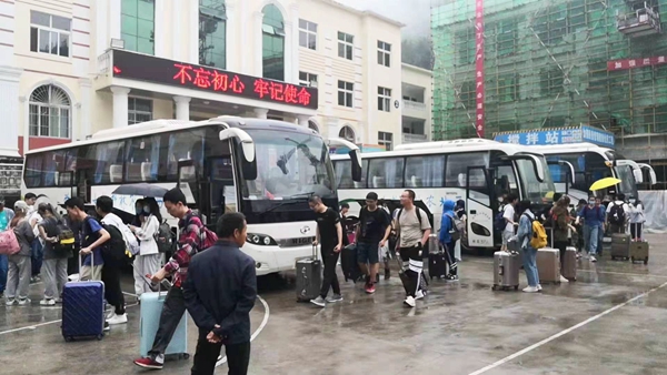 实习师生顺利抵达火地塘试验林场_副本.jpg