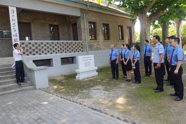 490387472abb47849cb91cfda1d24665.jpg 参观于右任第二办公室.jpg