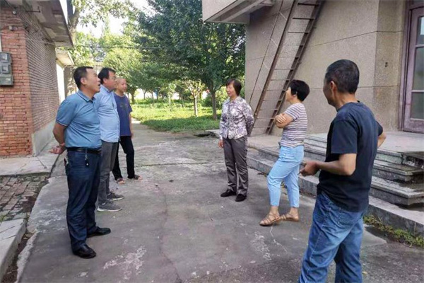 6f5bde6d790f4f57b10c9feb9ff5763d.jpg 检查二曲试验站危旧房情况.jpg