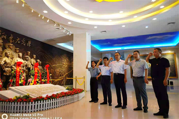 党员在两当兵变雕塑前宣誓.jpg
