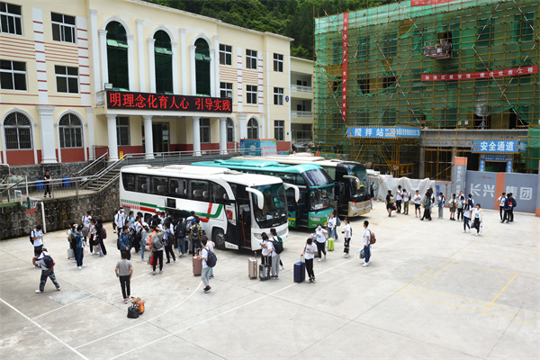 实习师生抵达试验林场.jpg