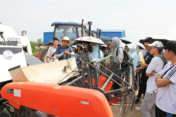 3499a78718eb4a1f976e6f6145a7c109.jpg 张东升讲解农机性状.jpg